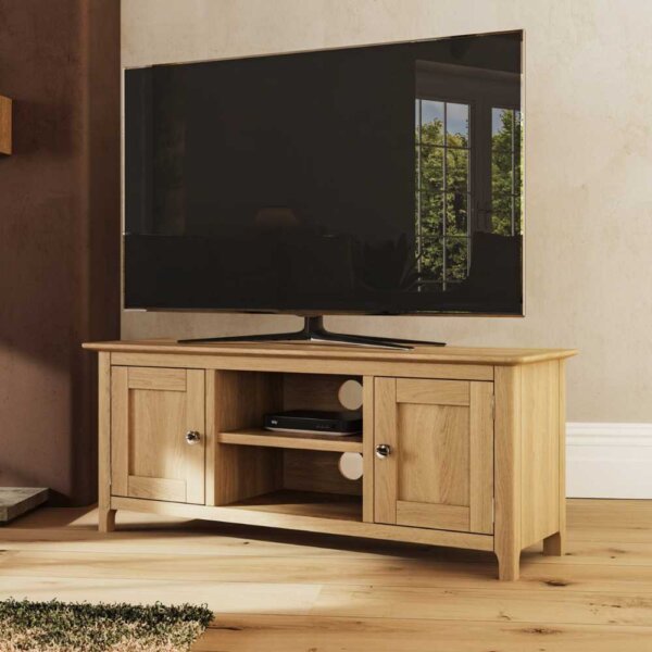 Oxford-Media-Unit-Oak-Lead-Image-Lifestyle