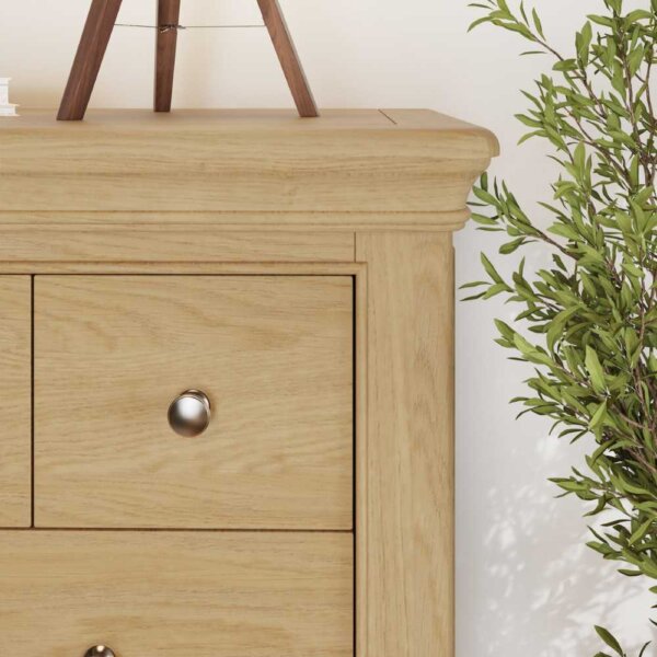 Serenity-8-Drawer-Chest-Oak-Close-Up-Lifestyle